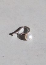 1 PEARL EARCUFF