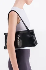 FLOR BLACK BAG WITH CHAIN CHARM - Image 5