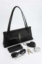FLOR BLACK BAG WITH CHAIN CHARM - Image 2
